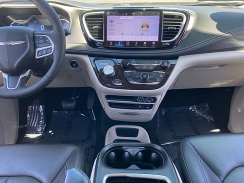 Used 2022 Chrysler Pacifica Touring-L FWD image 11