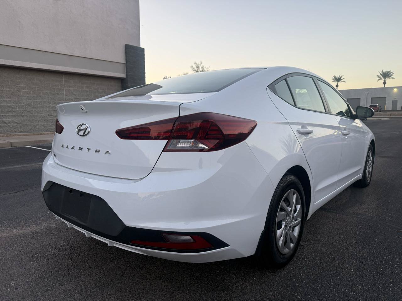 Used 2020 Hyundai Elantra SE w/ Cargo Package (C1) FWD image 3