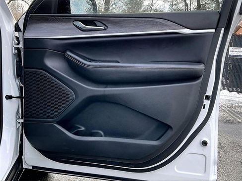 Used 2023 Jeep Grand Cherokee Limited w/ Black Appearance Package image 19