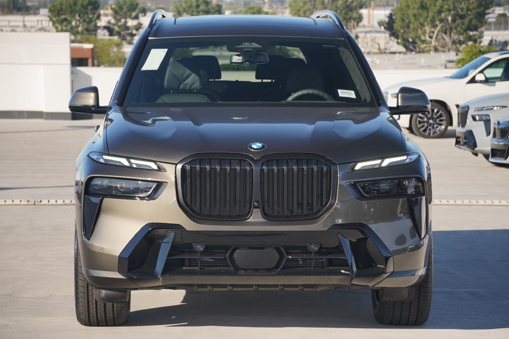 Used 2026 BMW X7 xDrive40i w/ M Sport Package AWD/4WD image 2