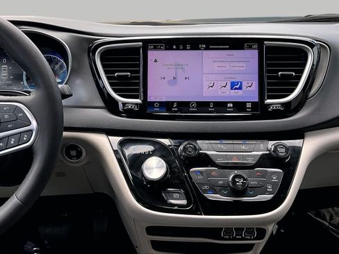 Used 2024 Chrysler Pacifica Touring-L FWD image 7