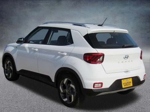 Certified 2025 Hyundai Venue SEL FWD image 4