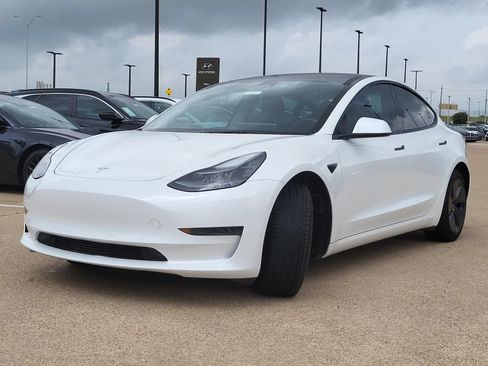 Used 2023 Tesla Model 3 Standard Range RWD image 2