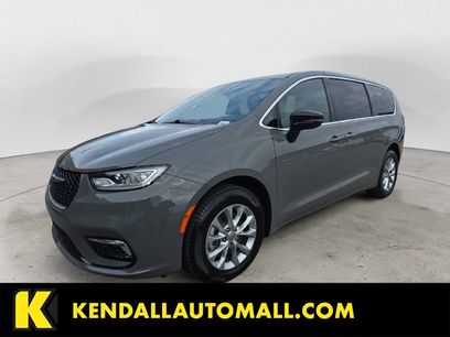Used 2025 Chrysler Pacifica Select