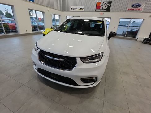 Used 2026 Chrysler Pacifica Select FWD image 2
