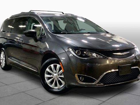 Used 2018 Chrysler Pacifica Touring-L image 3
