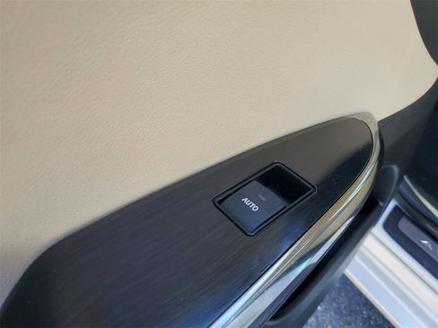 Used 2015 Toyota Avalon Limited image 18