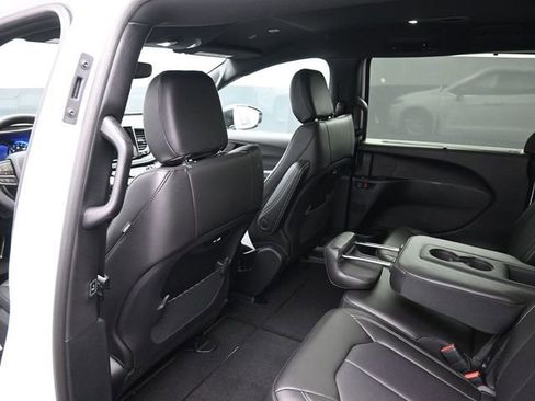 New 2026 Chrysler Pacifica Select FWD image 17