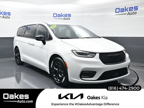 Used 2024 Chrysler Pacifica Select image 1