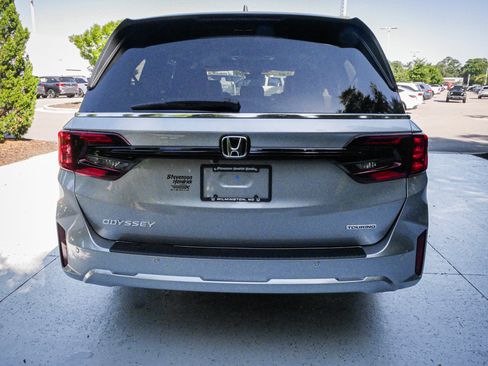 New 2026 Honda Odyssey Touring image 9