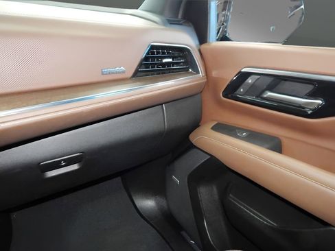 Used 2025 Chevrolet Suburban High Country image 34