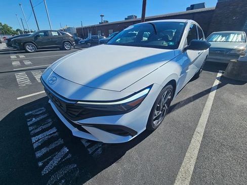 Used 2025 Hyundai Elantra SEL FWD image 4
