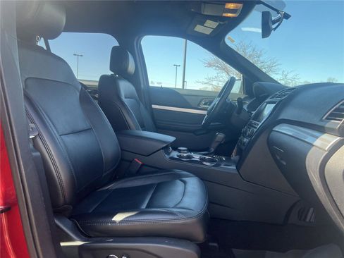 Used 2017 Ford Explorer XLT w/ Equipment Group 202A AWD/4WD image 21