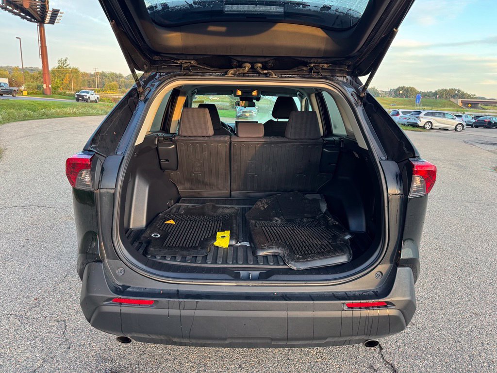 Used 2019 Toyota RAV4 LE AWD/4WD image 16