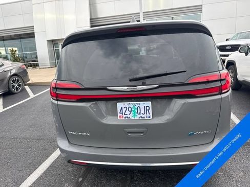 Used 2022 Chrysler Pacifica Touring-L w/ Uconnect Theater Family Group FWD image 8
