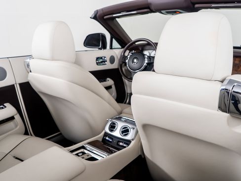 Used 2017 Rolls-Royce Dawn image 50