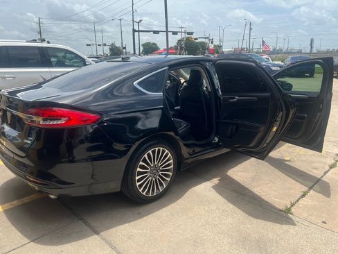 Used 2018 Ford Fusion SE w/ Fusion SE Technology Package FWD image 11