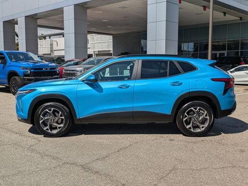 Used 2025 Chevrolet Trax LT w/ LPO, Blackout Package image 8
