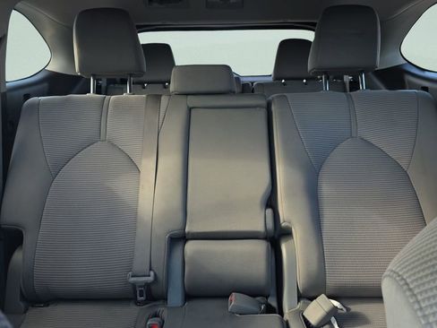 Used 2023 Toyota Highlander L FWD image 10