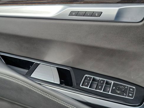 Used 2025 Cadillac Escalade ESV Luxury RWD image 16