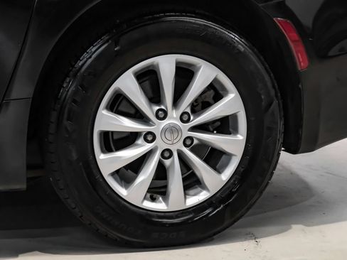 Used 2017 Chrysler Pacifica Touring-L FWD image 51