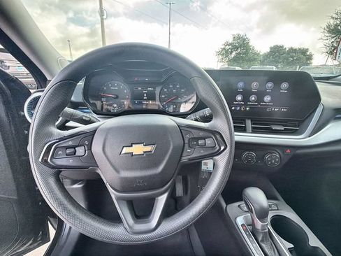 Used 2025 Chevrolet Trax LS w/ LS Convenience Package FWD image 11