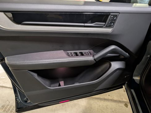 Used 2025 Porsche Cayenne image 18