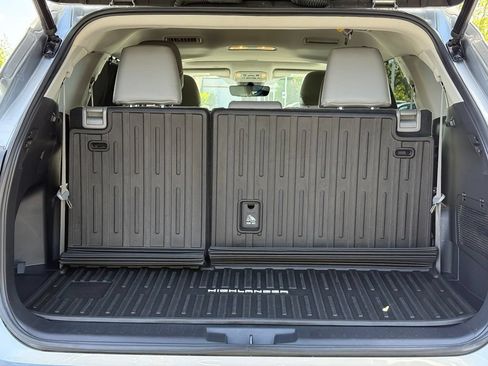 Used 2021 Toyota Highlander XLE AWD/4WD image 11