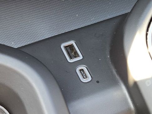 Used 2024 GMC Sierra 2500 AT4 w/ Technology Package image 9