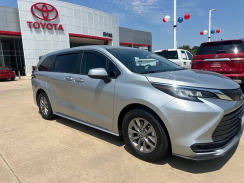 Used 2022 Toyota Sienna LE FWD image 11