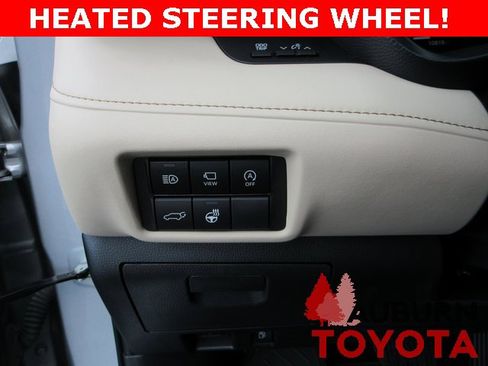 Used 2023 Toyota Highlander Platinum image 16