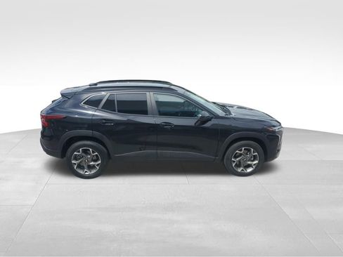 Used 2025 Chevrolet Trax LT w/ LT Convenience Package FWD image 3