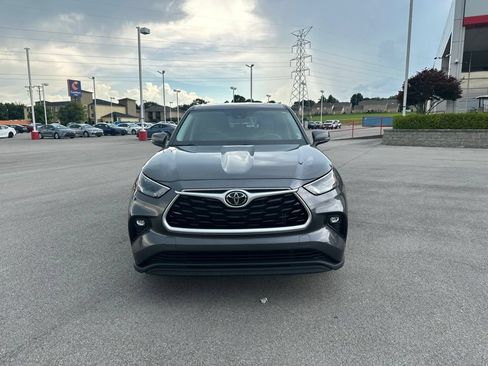 Used 2022 Toyota Highlander LE AWD/4WD image 2
