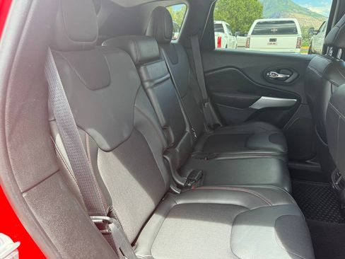 Used 2018 Jeep Cherokee Trailhawk w/ Comfort/Convenience Group AWD/4WD image 22