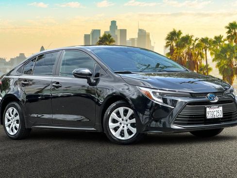 Certified 2025 Toyota Corolla LE FWD image 2