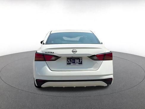 Used 2025 Nissan Altima 2.5 SV FWD image 12