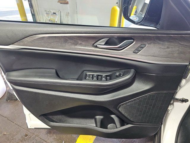 Used 2024 Jeep Grand Cherokee Limited w/ Luxury Tech Group II AWD/4WD image 14