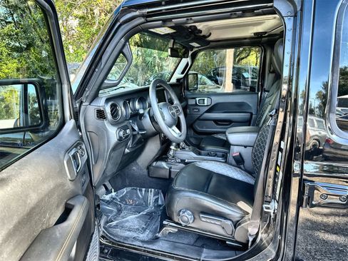 Used 2023 Jeep Gladiator Overland image 2