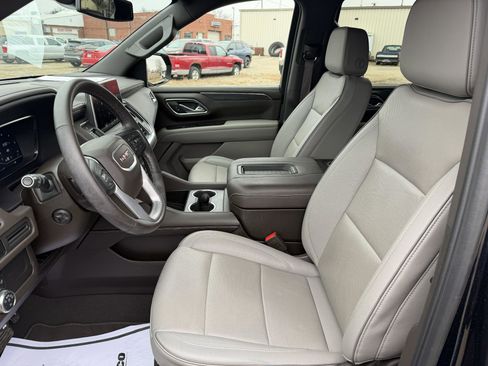 Used 2024 GMC Yukon SLT w/ SLT Luxury Package image 14