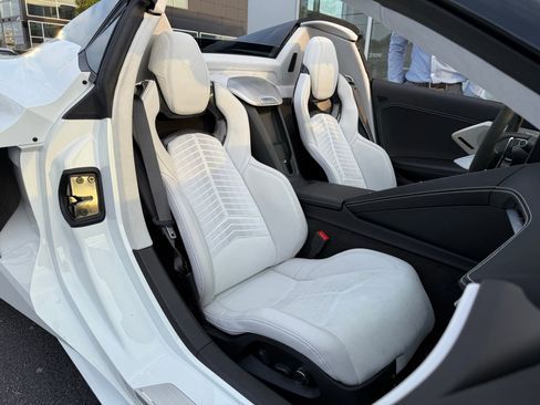 Used 2024 Chevrolet Corvette Stingray Premium Conv w/ Z51 Performance Package image 9