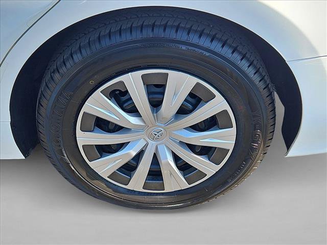 Used 2018 Toyota Camry LE FWD image 17