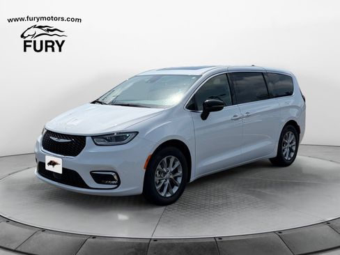 Used 2026 Chrysler Pacifica Limited FWD image 8