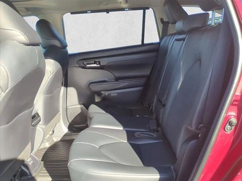 Used 2020 Toyota Highlander XLE image 25