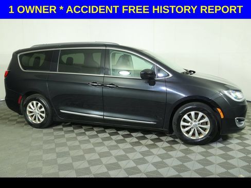 Used 2018 Chrysler Pacifica Touring-L w/ Premium Audio Group FWD image 2