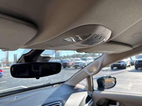 Used 2024 Chrysler Pacifica Touring-L image 16