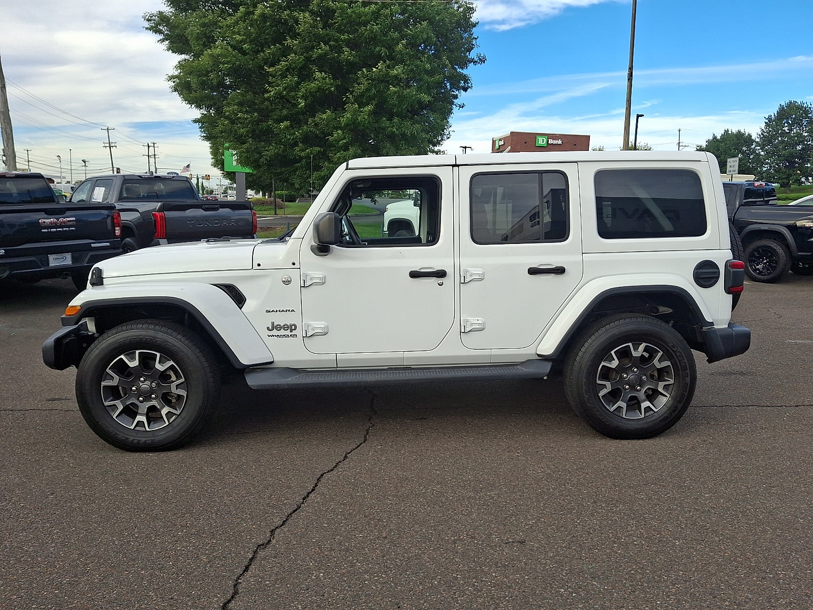 Used 2018 Jeep Wrangler Unlimited Sahara w/ Dual Top Group AWD/4WD image 7