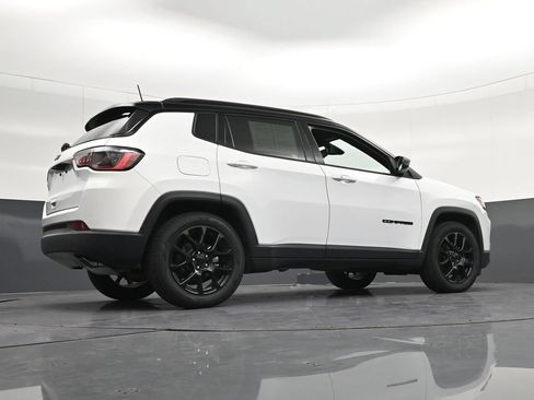 Used 2022 Jeep Compass Latitude FWD image 29