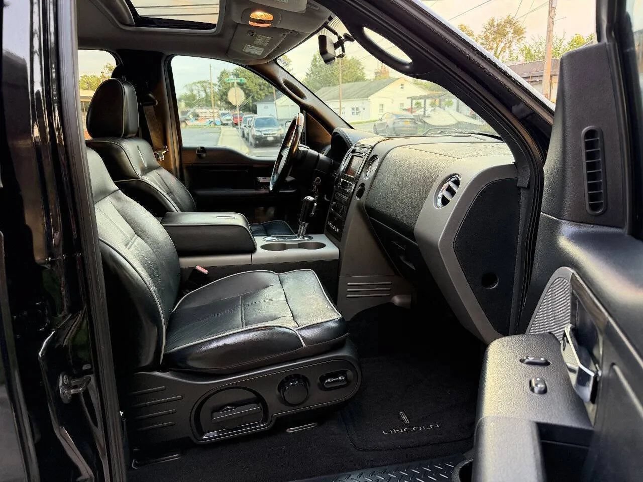 Used 2008 Lincoln Mark LT 4x4 image 32