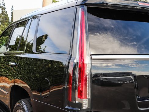 Used 2020 Cadillac Escalade Premium Luxury AWD/4WD image 9