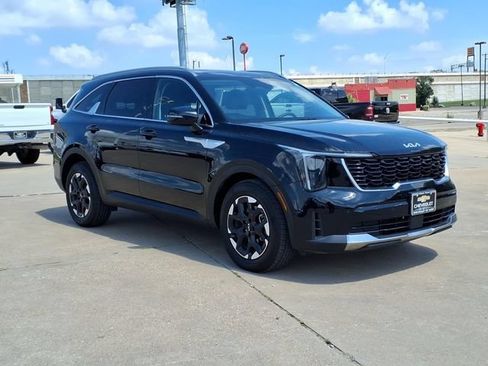 Used 2025 Kia Sorento S w/ Panoramic Sunroof Package FWD image 3